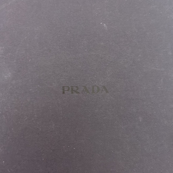 Prada
Cloth pin & brooche
Very good condition
Brown, Cloth - Picture 3 of 5